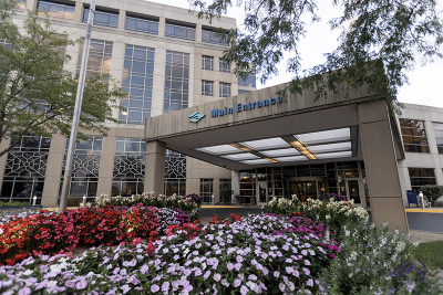 Photo of the main entrance to Riverside Healthcare's Outpatient Center in Kankakee